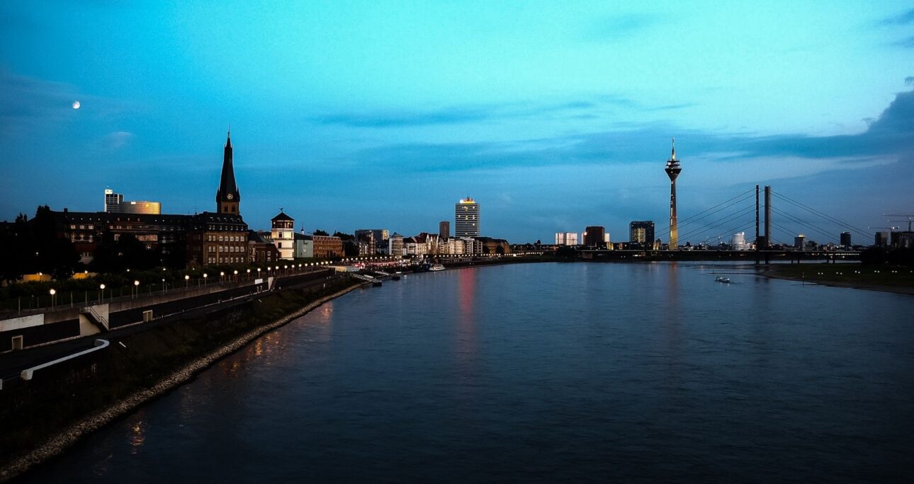 Flughafentransfer Oberhausen (46045–46149) – Ihr günstiger Shuttle- & Taxi-Service zum Flughafen Düsseldorf (DUS)