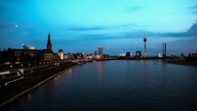 Düsseldorf Messe Türkçe İngilizce Almanca bilen personel